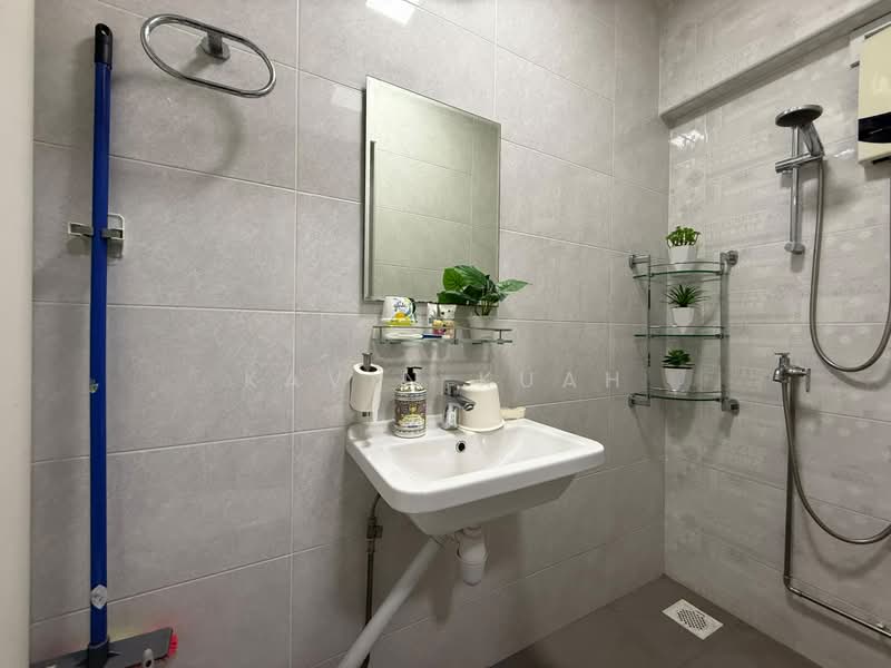427 Tampines Street 41, 427 Tampines Street 41, 3 Bedrooms, 1,593 sqft, HDB Flat For Sale, by Kavin Kuah, 500218879 - Bathroom - PropertyGuru.com.sg