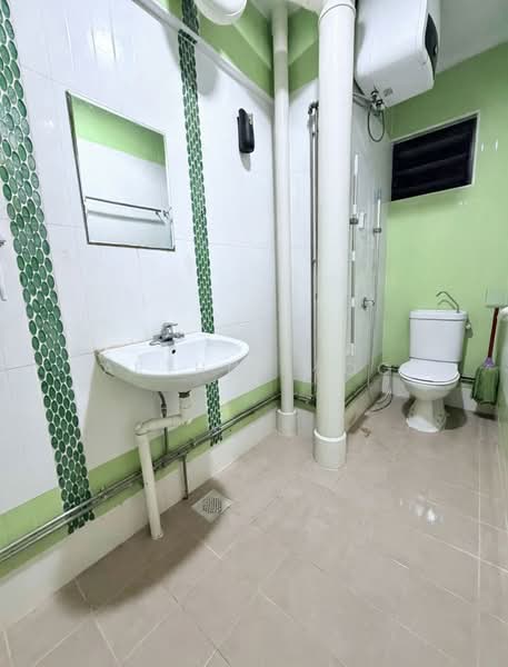 407 Jurong West Street 42, 407 Jurong West Street 42, 4 Bedrooms, 1,615 sqft, HDB Flat For Sale, by Arthur Loo, 500218919 - Bathroom - PropertyGuru.com.sg