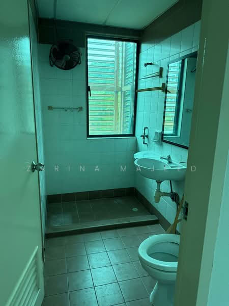 Midview Building, 50 Bukit Batok Street 23, 1,249 sqft, Light Industrial (B1) For Rent, by Zarina Majeed, 500218934 - Bathroom - CommercialGuru.com.sg