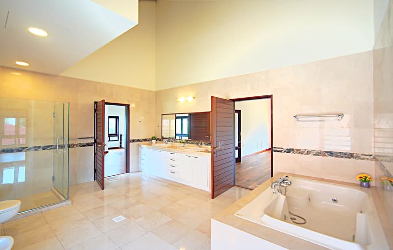 Underpriced! Newly Refurbished! Huge Tropical Cluster-Bungalow!, Pasir Panjang Road, 5 Bedrooms, 6,000 sqft, Detached House For Rent, by Eddie Koh, 500218949 - Bathroom - PropertyGuru.com.sg