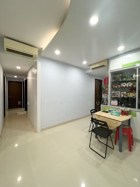 Watercolours, 31 Pasir Ris Link, 3 Bedrooms, 958 sqft, Condominium For Sale, by Raymond Tung, 500218971 - Corridor Isle + Dining Area - PropertyGuru.com.sg