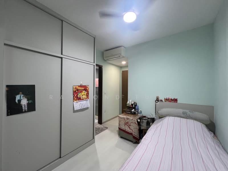 Watercolours, 31 Pasir Ris Link, 3 Bedrooms, 958 sqft, Condominium For Sale, by Raymond Tung, 500218971 - Master Bedroom - PropertyGuru.com.sg