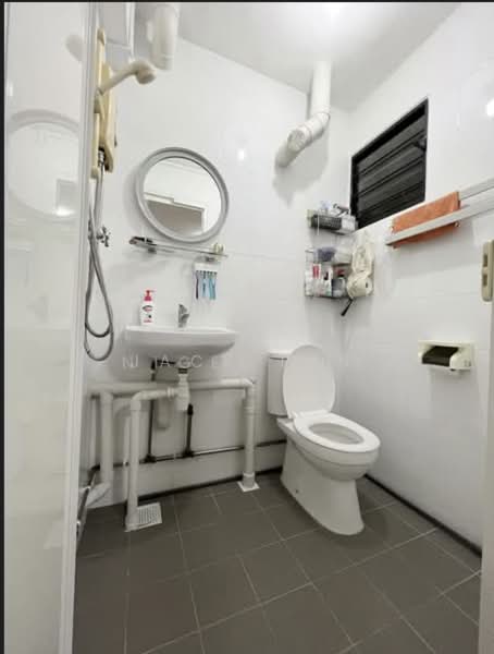 332 Clementi Avenue 2, 332 Clementi Avenue 2, 3 Bedrooms, 990 sqft, HDB Flat For Sale, by Jack Tan, 500219004 - Bathroom - PropertyGuru.com.sg