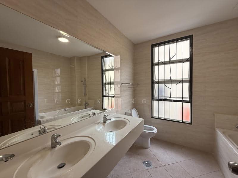 Near Potong Pasir MRT, Macpherson / Potong Pasir, Room Rental, 250 sqft, Semi-Detached House For Rent, by Tuck Keong Lee, 500219044 - Bathroom - PropertyGuru.com.sg