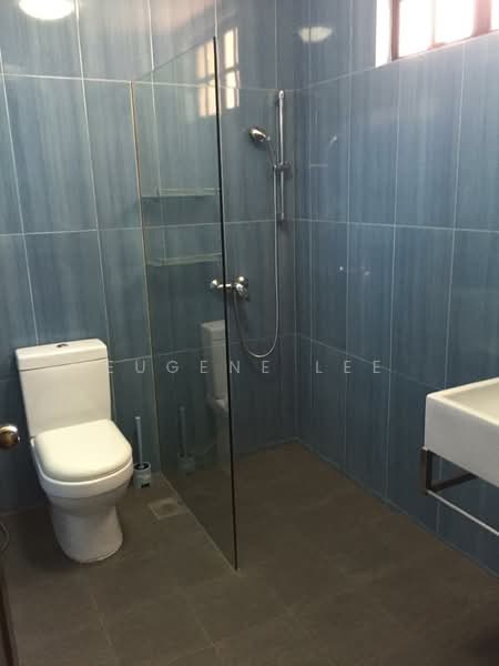 Llyn Gardens, Paya Lebar Walk, 4 Bedrooms, 2,500 sqft, Terraced House For Rent, by Eugene Lee, 500219063 - Bathroom - PropertyGuru.com.sg