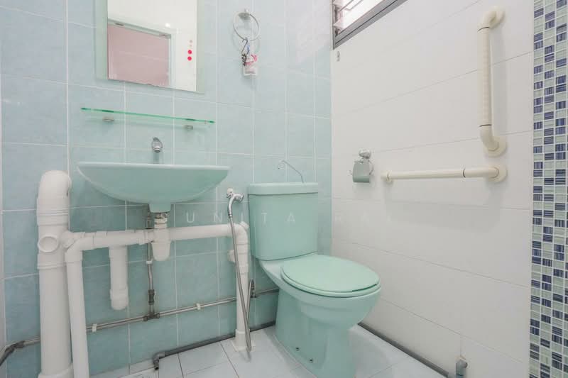 529 Bedok North Street 3, 529 Bedok North Street 3, 2 Bedrooms, 732 sqft, HDB Flat For Sale, by Sunita Rai, 500219120 - Bathroom - PropertyGuru.com.sg