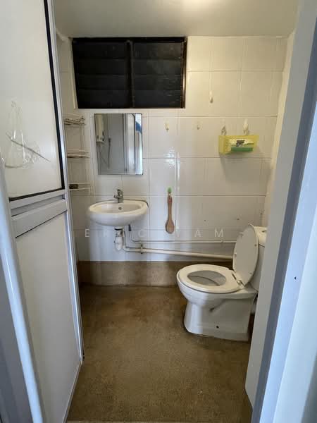 Textile Centre, 200 Jalan Sultan, Room Rental, 200 sqft, Apartment For Rent, by Eric Yam, 500219137 - Bathroom - PropertyGuru.com.sg