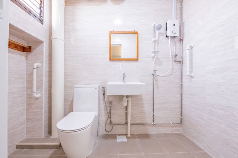 230J Tampines Street 21, 230J Tampines Street 21, 4 Bedrooms, 1,604 sqft, HDB Flat For Sale, by JOHN YEO, 500219138 - Bathroom - PropertyGuru.com.sg