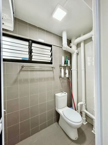 338 Bukit Batok Street 34, 338 Bukit Batok Street 34, 3 Bedrooms, 904 sqft, HDB Flat For Sale, by Lucas Gooi, 500219142 - Bathroom - PropertyGuru.com.sg