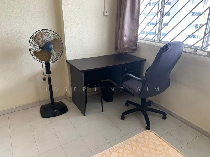223 Bukit Batok East Avenue 3, 223 Bukit Batok East Avenue 3, Room Rental, 150 sqft, HDB Flat For Rent, by Josephine Sim, 500219154 - Study - PropertyGuru.com.sg