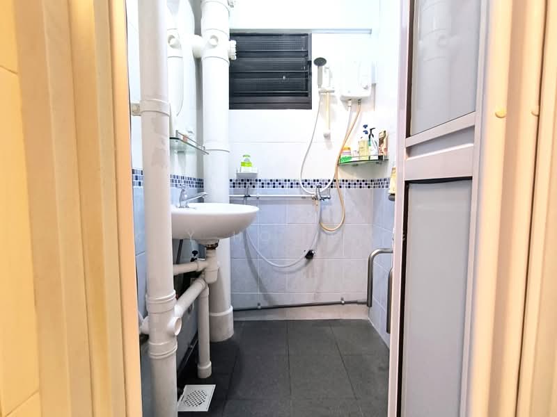 228 Lorong 8 Toa Payoh, 228 Lorong 8 Toa Payoh, Room Rental, 128 sqft, HDB Flat For Rent, by Kay HO  何杰彬, 500219160 - Bathroom - PropertyGuru.com.sg