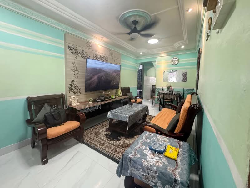 528 Jurong West Street 52, 528 Jurong West Street 52, 2 Bedrooms, 721 sqft, HDB Flat For Sale, by Risdian Isbintara, 500219176 - Living Room - PropertyGuru.com.sg