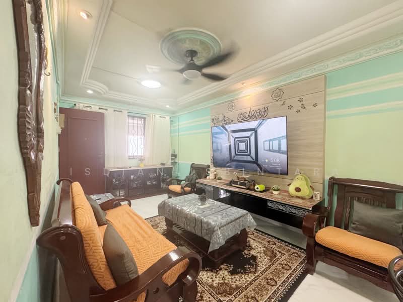528 Jurong West Street 52, 528 Jurong West Street 52, 2 Bedrooms, 721 sqft, HDB Flat For Sale, by Risdian Isbintara, 500219176 - Living Room - PropertyGuru.com.sg