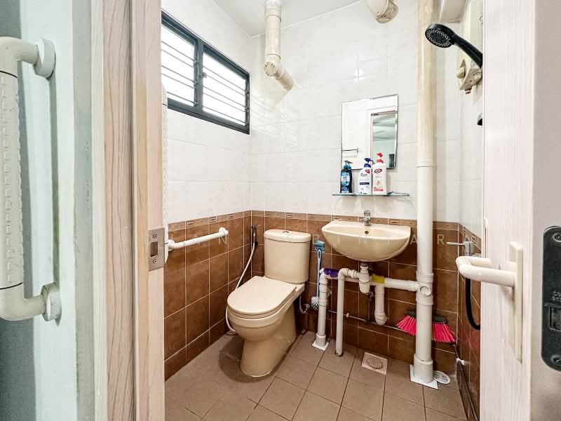 528 Jurong West Street 52, 528 Jurong West Street 52, 2 Bedrooms, 721 sqft, HDB Flat For Sale, by Risdian Isbintara, 500219176 - Bathroom - PropertyGuru.com.sg