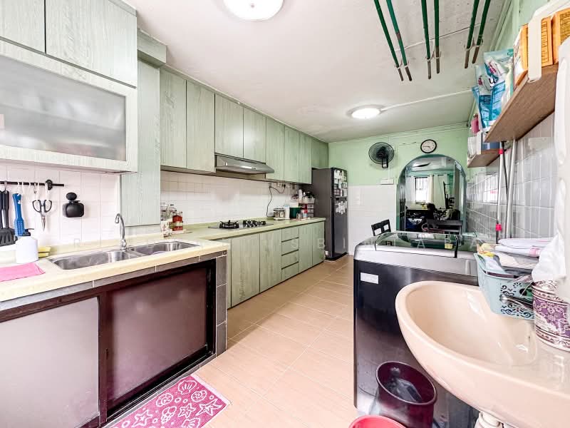 528 Jurong West Street 52, 528 Jurong West Street 52, 2 Bedrooms, 721 sqft, HDB Flat For Sale, by Risdian Isbintara, 500219176 - Kitchen - PropertyGuru.com.sg