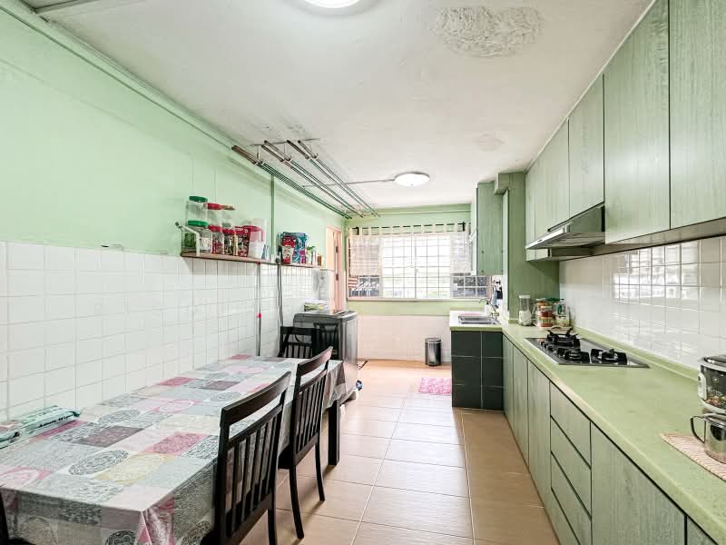 528 Jurong West Street 52, 528 Jurong West Street 52, 2 Bedrooms, 721 sqft, HDB Flat For Sale, by Risdian Isbintara, 500219176 - Kitchen - PropertyGuru.com.sg