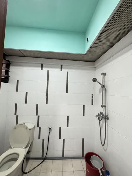 487 Admiralty Link, 487 Admiralty Link, 3 Bedrooms, 1,011 sqft, HDB Flat For Sale, by Marn Lee, 500219270 - Bathroom - PropertyGuru.com.sg