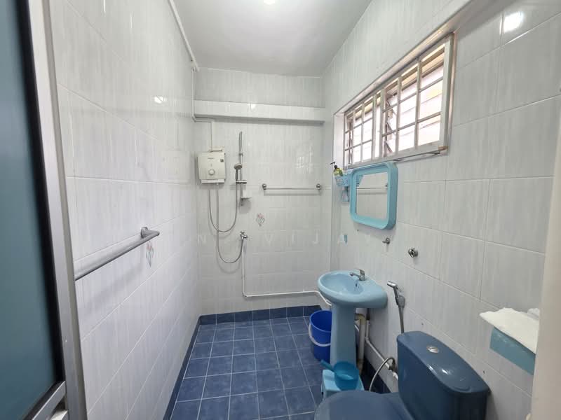 114 Yishun Ring Road, 114 Yishun Ring Road, 3 Bedrooms, 1,119 sqft, HDB Flat For Sale, by PN. Vijay, 500219283 - Bathroom - PropertyGuru.com.sg