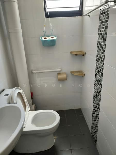 327 Bukit Batok Street 33, 327 Bukit Batok Street 33, Room Rental, 107 sqft, HDB Flat For Rent, by George Foo, 500219299 - Bathroom - PropertyGuru.com.sg