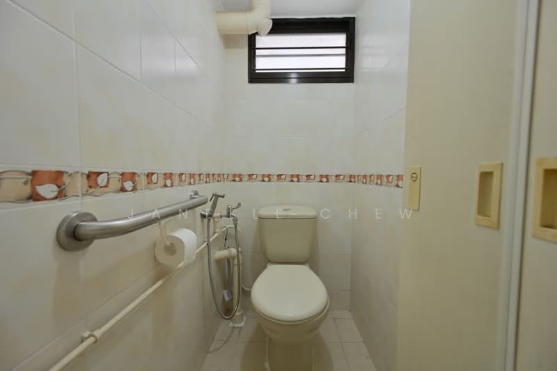 76 Lorong Limau, 76 Lorong Limau, 3 Bedrooms, 700 sqft, HDB Flat For Sale, by Janelle Chew, 500219374 - Toilet (Actual) - PropertyGuru.com.sg