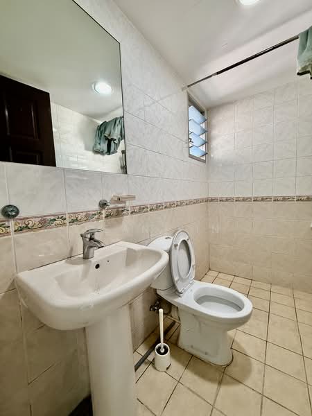 51 Strathmore Avenue, 51 Strathmore Avenue, 3 Bedrooms, 1,184 sqft, HDB Flat For Rent, by Sean Yin, 500219388 - Bathroom - PropertyGuru.com.sg