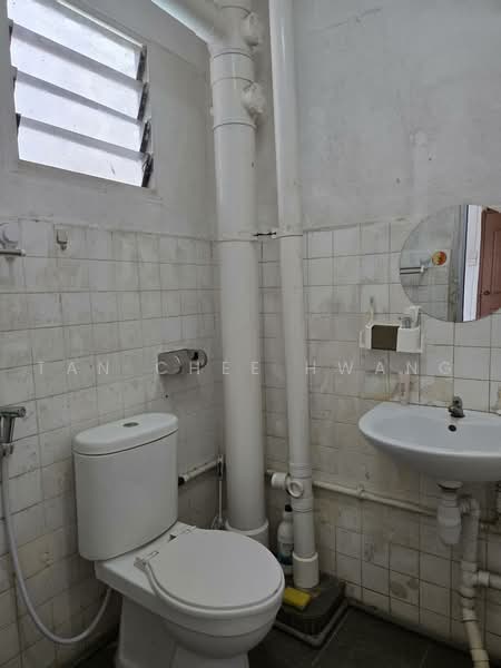 114 Jurong East Street 13, 114 Jurong East Street 13, Room Rental, 110 sqft, HDB Flat For Rent, by Tan Chee Hwang, 500219390 - Bathroom - PropertyGuru.com.sg