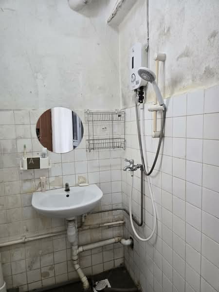 114 Jurong East Street 13, 114 Jurong East Street 13, Room Rental, 110 sqft, HDB Flat For Rent, by Tan Chee Hwang, 500219390 - Bathroom - PropertyGuru.com.sg