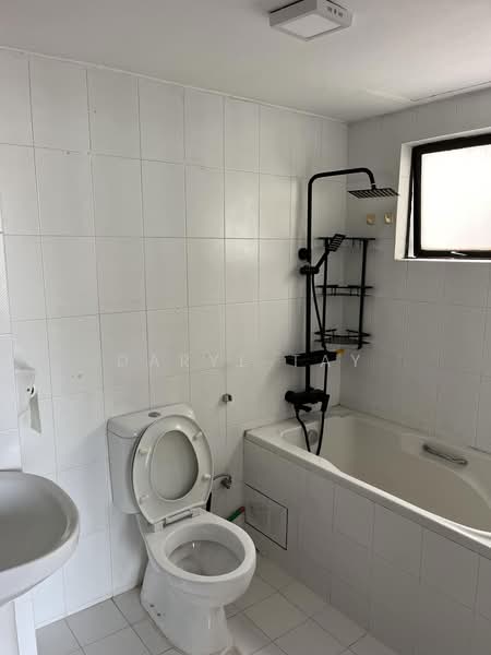 Dynasty Garden Court 2, 271 - 291 Sixth Avenue, 2 Bedrooms, 1,044 sqft, Condominium For Sale, by Daryl Tay, 500219428 - Master Bathroom - PropertyGuru.com.sg
