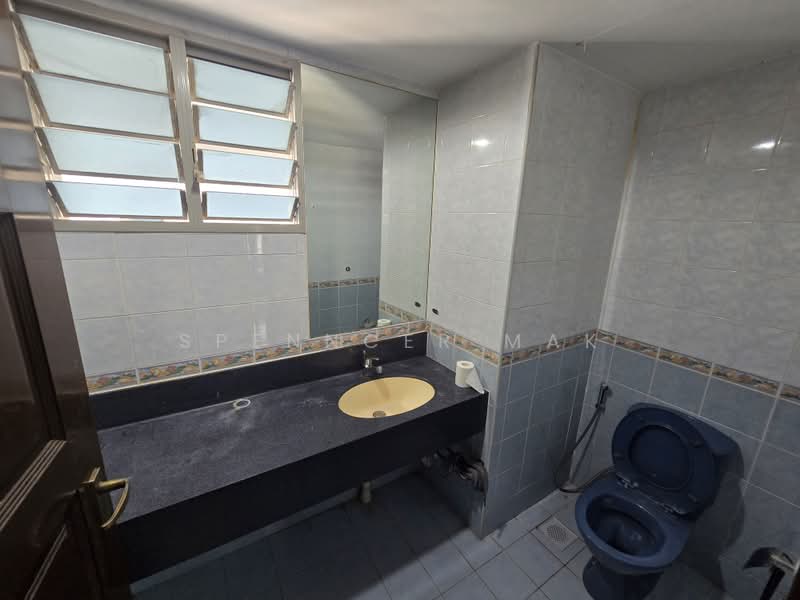51 Strathmore Avenue, 51 Strathmore Avenue, 3 Bedrooms, 1,184 sqft, HDB Flat For Rent, by Spenncer Mak, 500219436 - Bathroom - PropertyGuru.com.sg
