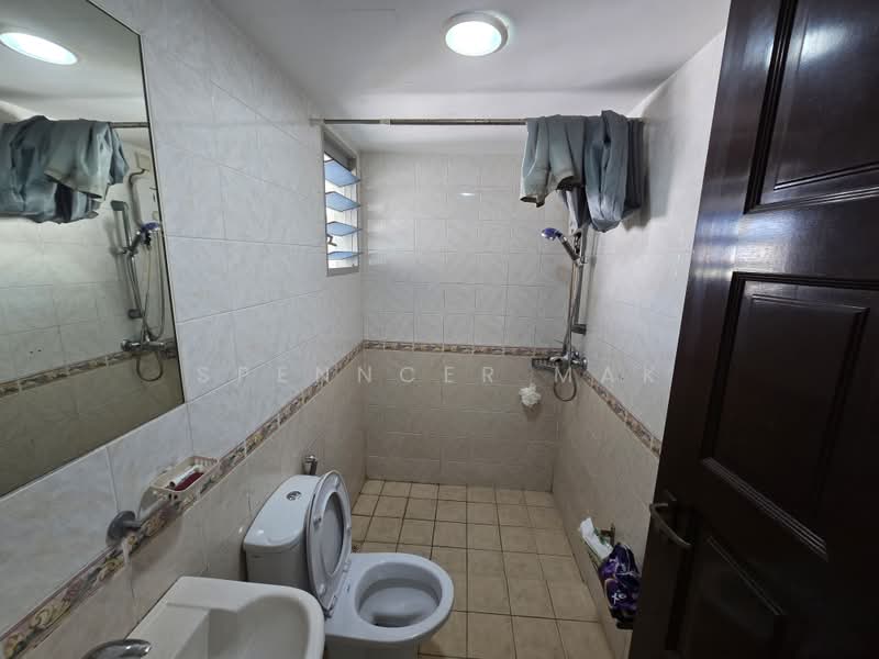 51 Strathmore Avenue, 51 Strathmore Avenue, 3 Bedrooms, 1,184 sqft, HDB Flat For Rent, by Spenncer Mak, 500219436 - Bathroom - PropertyGuru.com.sg