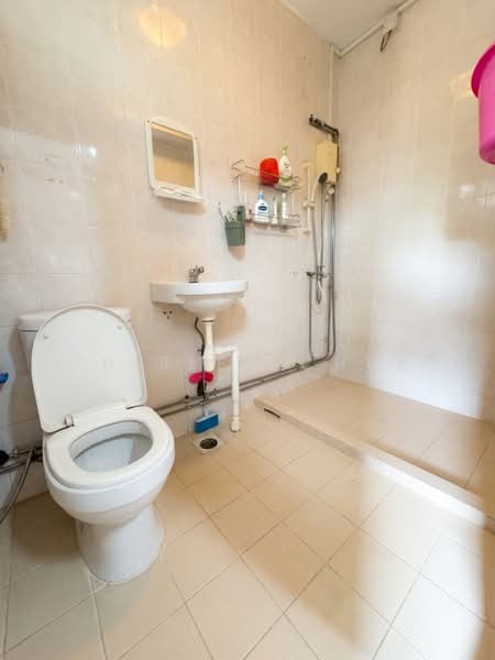 349 Corporation Drive, 349 Corporation Drive, 3 Bedrooms, 1,292 sqft, HDB Flat For Sale, by Shirley Chua, 500219443 - Bathroom - PropertyGuru.com.sg
