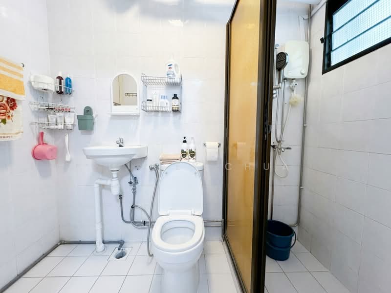 349 Corporation Drive, 349 Corporation Drive, 3 Bedrooms, 1,292 sqft, HDB Flat For Sale, by Shirley Chua, 500219443 - Bathroom - PropertyGuru.com.sg