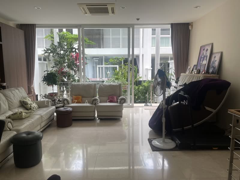 Chempaka Avenue, Chempaka avenue, Room Rental, 125 sqft, Terraced House For Rent, by Elizabeth Chan, 500219468 - Living Room - PropertyGuru.com.sg
