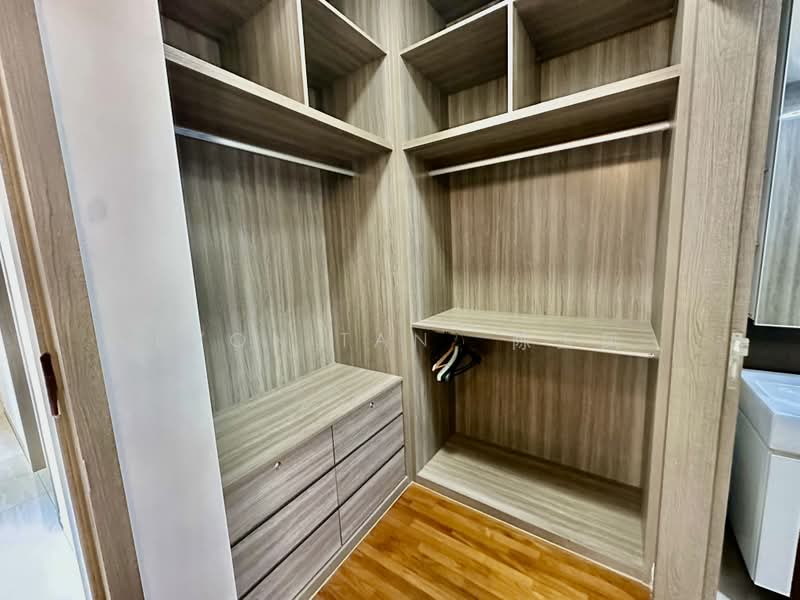 Sky Vue, Bishan Street 14, 3 Bedrooms, 1,141 sqft, Condominium For Sale, by Evon Tan 陈玉凤, 500219475 - Master Bedroom walk in wardrobe - PropertyGuru.com.sg