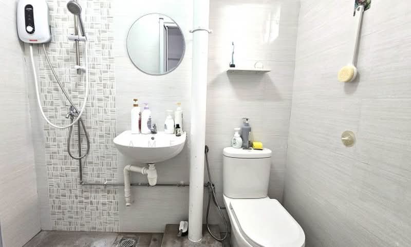 835 Jurong West Street 81, 835 Jurong West Street 81, 4 Bedrooms, 1,313 sqft, HDB Flat For Sale, by James Chew, 500219505 - Common Bathroom - PropertyGuru.com.sg