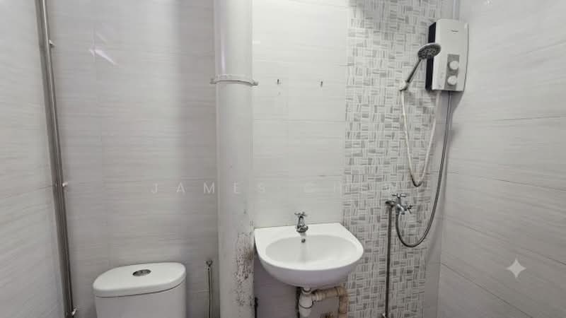 835 Jurong West Street 81, 835 Jurong West Street 81, 4 Bedrooms, 1,313 sqft, HDB Flat For Sale, by James Chew, 500219505 - Master Bathroom - PropertyGuru.com.sg