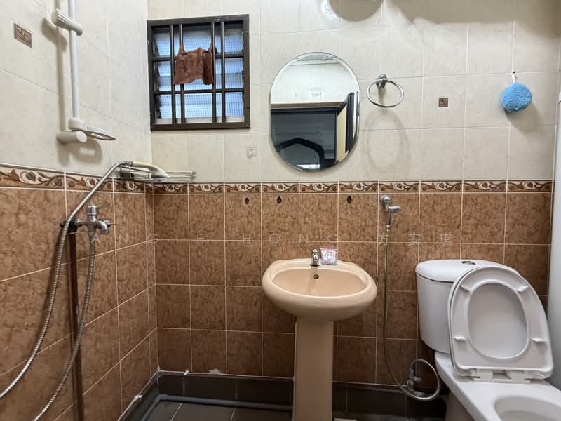 221 Ang Mo Kio Avenue 1, 221 Ang Mo Kio Avenue 1, Room Rental, 40 sqft, HDB Flat For Rent, by Angie Hong 方安琪, 500219521 - Bathroom - PropertyGuru.com.sg