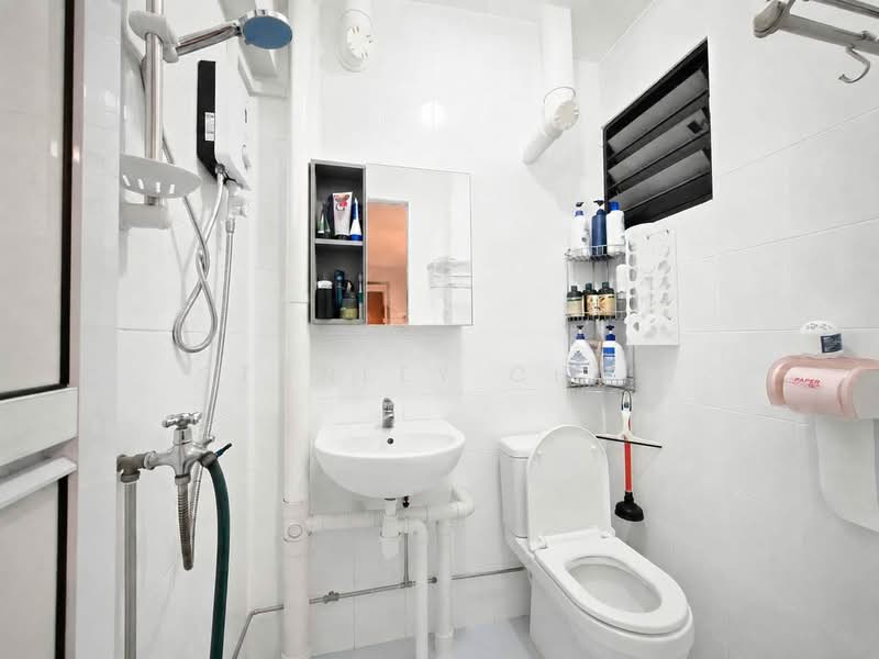 542 Bedok North Street 3, 542 Bedok North Street 3, 2 Bedrooms, 721 sqft, HDB Flat For Sale, by Stanley Chua, 500219533 - Bathroom - PropertyGuru.com.sg