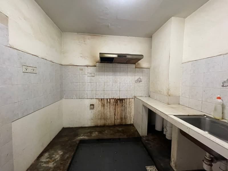 Wing Fong Mansions, 12 Lorong 14 Geylang, 7 Bedrooms, 1,238 sqft, Apartment For Sale, by Jasper Koh, 500219552 - PropertyGuru.com.sg