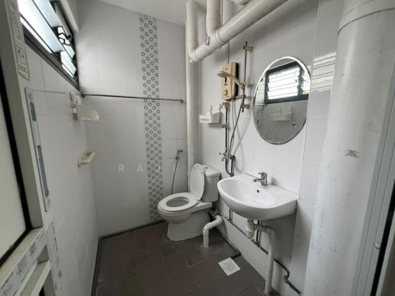 121 Yishun Street 11, 121 Yishun Street 11, Room Rental, 250 sqft, HDB Flat For Rent, by Raji Kaur, 500219581 - Bathroom - PropertyGuru.com.sg