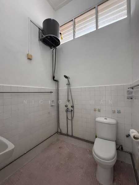 11 Li Hwan Walk, , 3 Bedrooms, 2,000 sqft, Terraced House For Sale, by Nicholl Wan, 500219588 - Bathroom - PropertyGuru.com.sg
