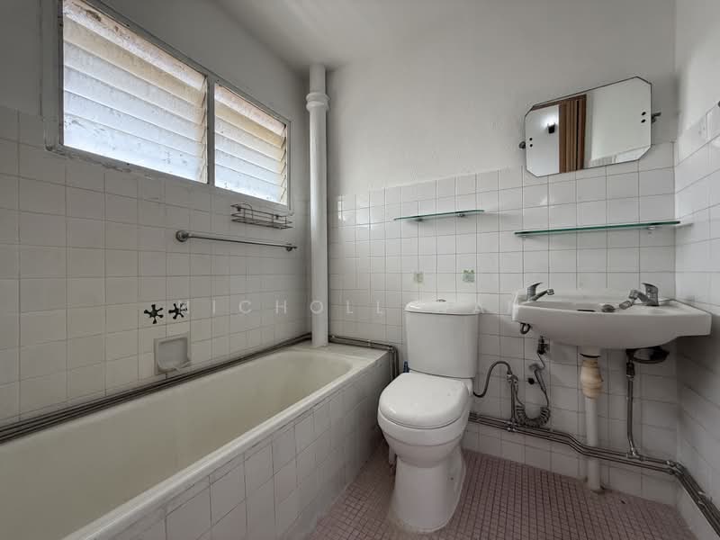 11 Li Hwan Walk, , 3 Bedrooms, 2,000 sqft, Terraced House For Sale, by Nicholl Wan, 500219588 - Bathroom - PropertyGuru.com.sg