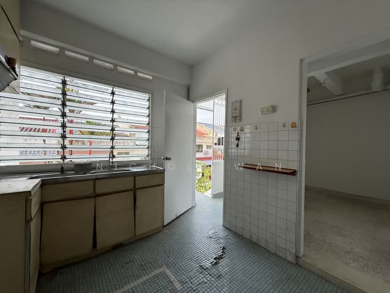 11 Li Hwan Walk, , 3 Bedrooms, 2,000 sqft, Terraced House For Sale, by Nicholl Wan, 500219588 - Kitchen - PropertyGuru.com.sg