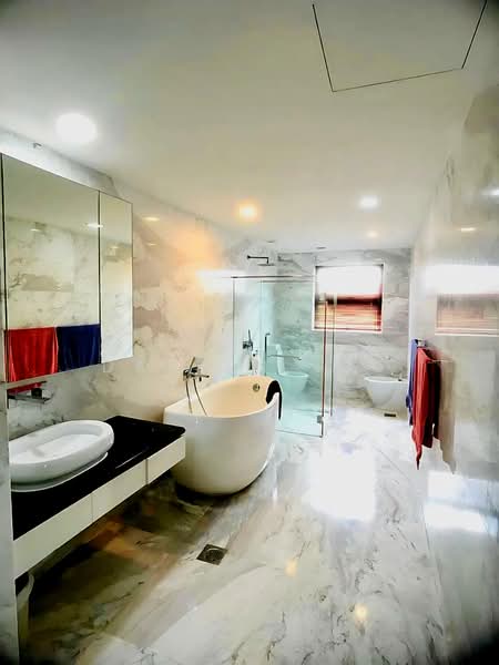 Bournemouth Eight Bungalow, , 5 Bedrooms, 8,794 sqft, Cluster House For Sale, by Darren Teo, 500219593 - Bathroom - PropertyGuru.com.sg