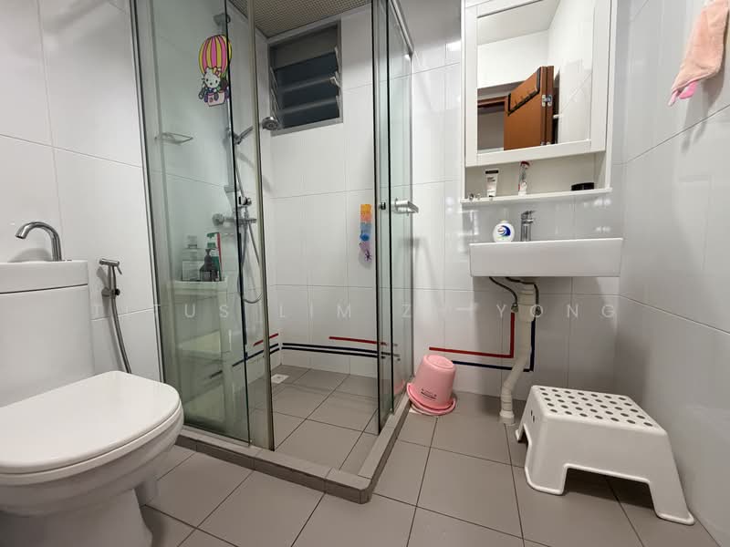 222A Bedok North Drive, 222A Bedok North Drive, 3 Bedrooms, 990 sqft, HDB Flat For Sale, by Titus Lim Zhiyong, 500219600 - Bathroom - PropertyGuru.com.sg