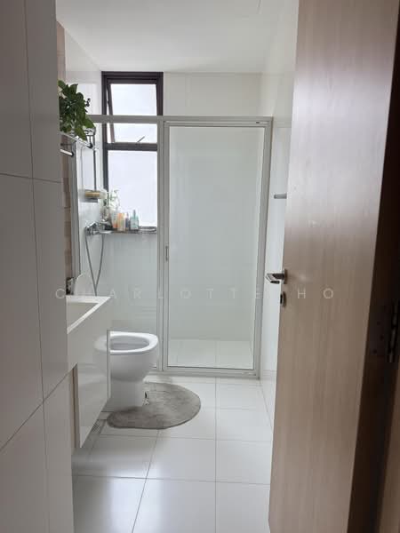 Varsity Park Condominium, 66 West Coast Road, 3 Bedrooms, 2,152 sqft, Condominium For Sale, by Charlotte Ho, 500219602 - Bathroom - PropertyGuru.com.sg