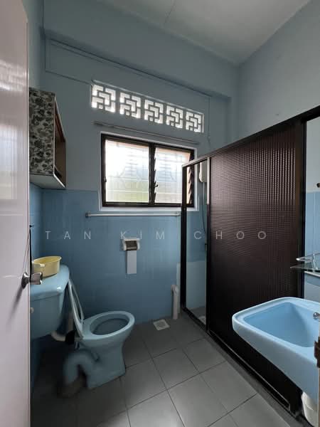 Sea Breeze Rd, , 7 Bedrooms, 3,500 sqft, Detached House For Sale, by Tan Kim Choo, 500219606 - Bathroom - PropertyGuru.com.sg