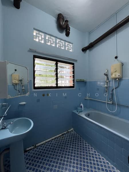 Sea Breeze Rd, , 7 Bedrooms, 3,500 sqft, Detached House For Sale, by Tan Kim Choo, 500219606 - Bathroom - PropertyGuru.com.sg