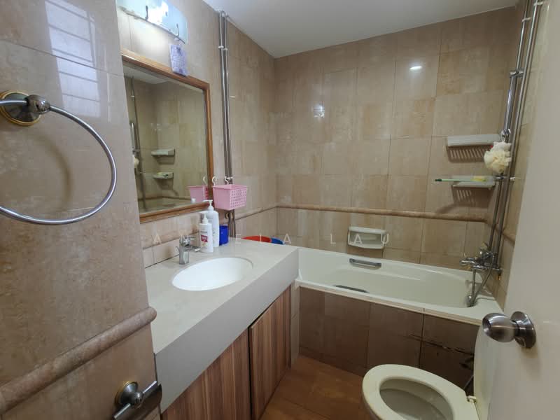 Kentish Court, 33 Oxford Road, 2 Bedrooms, 1,066 sqft, Apartment For Sale, by Angela Lau, 500219618 - Bathroom - PropertyGuru.com.sg