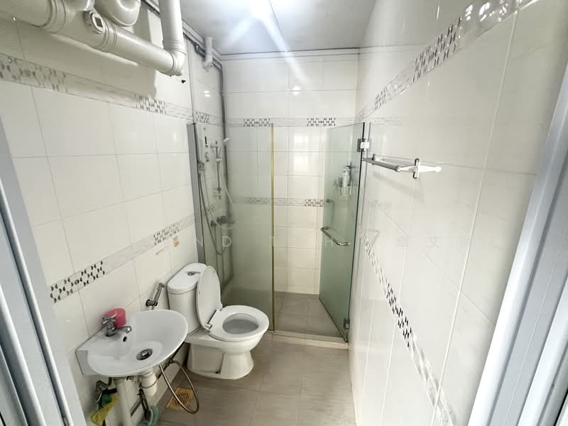 154 Gangsa Road, 154 Gangsa Road, 4 Bedrooms, 1,302 sqft, HDB Flat For Sale, by Desmond Toh (卓文财), 500219626 - Bathroom - PropertyGuru.com.sg